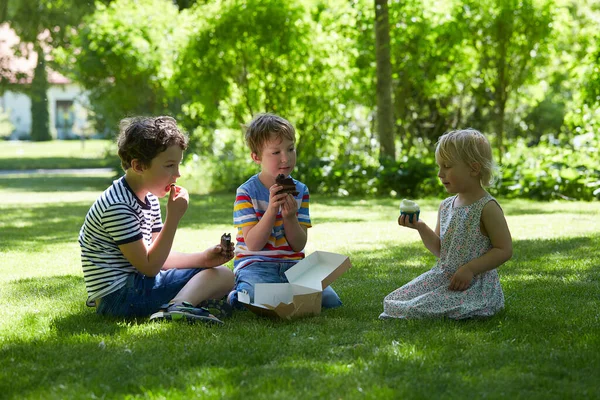 Діти Їдять Цукерки Парку — стокове фото