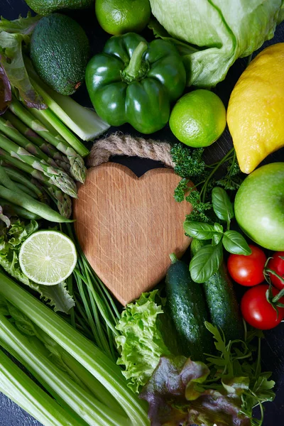 Friska Frukter Och Grönsaker Och Träskiva — Stockfoto