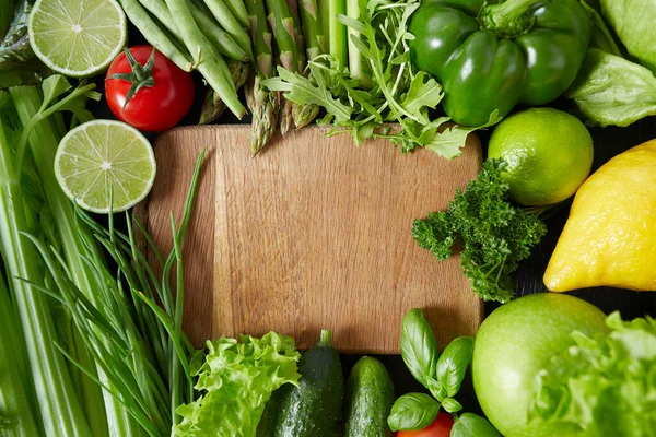 健康的な果物や野菜や木の板 — ストック写真