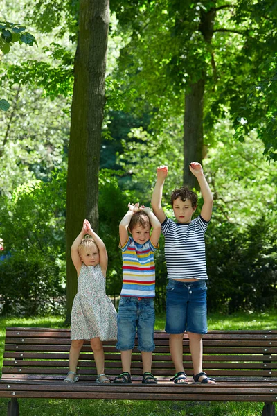 Três Irmãos Bonitos Banco Parque — Fotografia de Stock