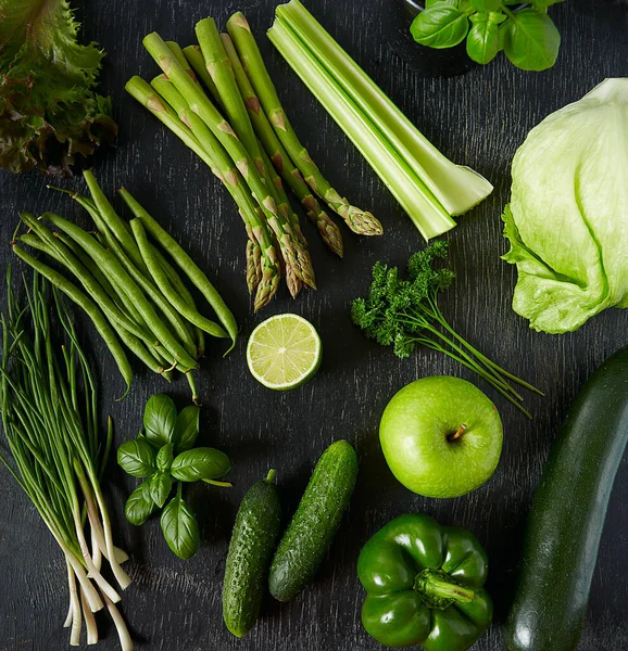 Verduras Hierbas Verdes Pizarra Negra —  Fotos de Stock