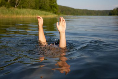 Yazın gölde boğulma tehlikesi