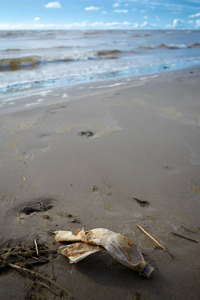 Eski plastik şişe denizden temizlenmiş.