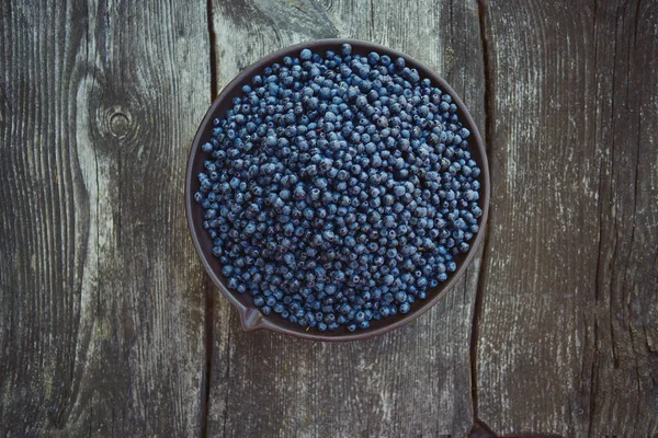 野蓝莓在乡村木表面 — 图库照片