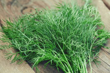 Tahta yüzeyde taze bitkiler