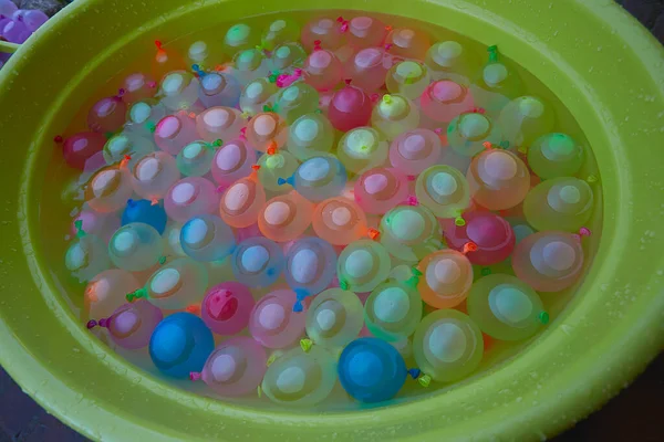 Veel Kleurrijke Waterballonnen Een Plastic Bekken — Stockfoto