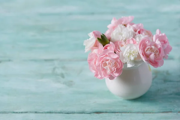 Belles Oeillets Roses Blancs Dans Pichet Blanc Sur Une Surface — Photo