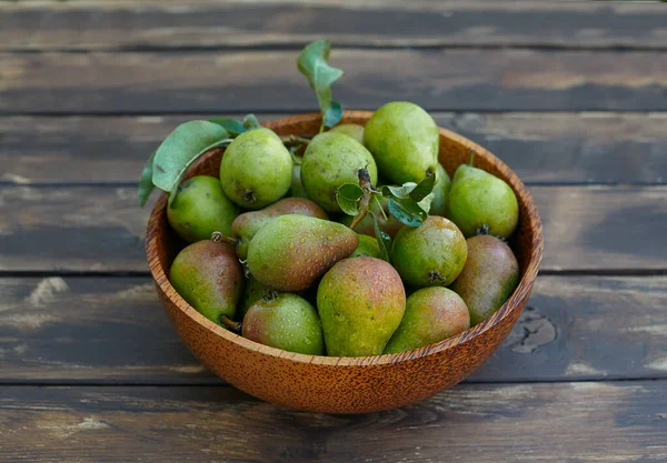 Verse Peren Een Houten Kom — Stockfoto