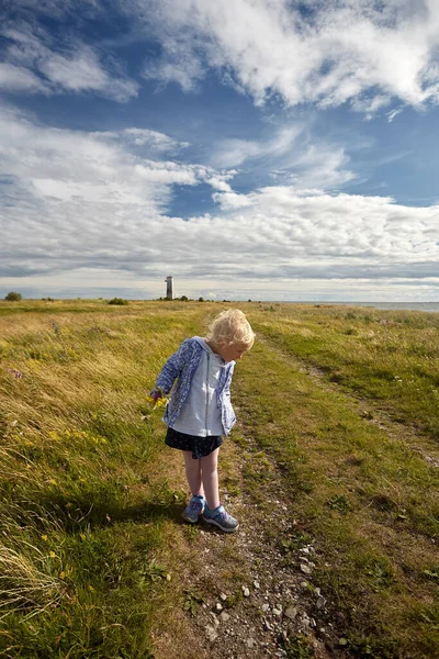 Bonito Anos Idade Menina Caminho Saaretuka Farol — Fotografia de Stock