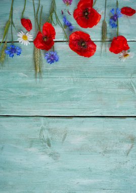 Tahta yüzeyde turkuaz yüzeyde çiçek.