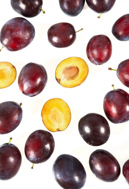 Beyaz arka planda lezzetli taze erikler