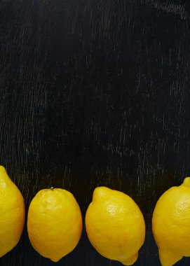 Koyu ahşap yüzeyde limonlar