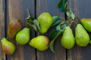 Tahta bir kasede taze armutlar