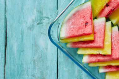 Turkuaz yüzeyinde sarı ve kırmızı karpuz