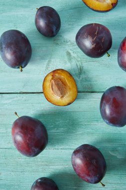 Tahta yüzeyde taze erikler