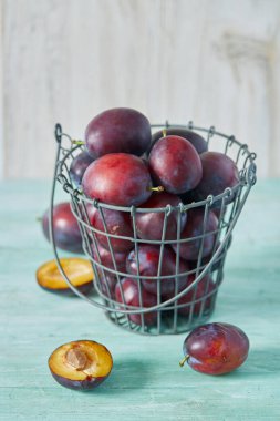 Tahta yüzeyde taze erikler