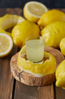 Siyah ahşap yüzeyde limonçello içilir.