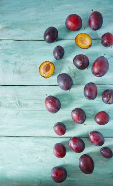 Tahta yüzeyde taze erikler