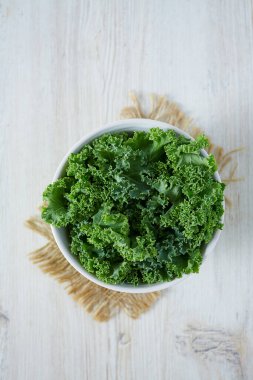 Tahta yüzeyde taze lahana