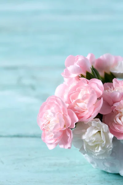 Krásné Růžové Bílé Karafiáty Bílém Džbánu Tyrkysovém Povrchu — Stock fotografie
