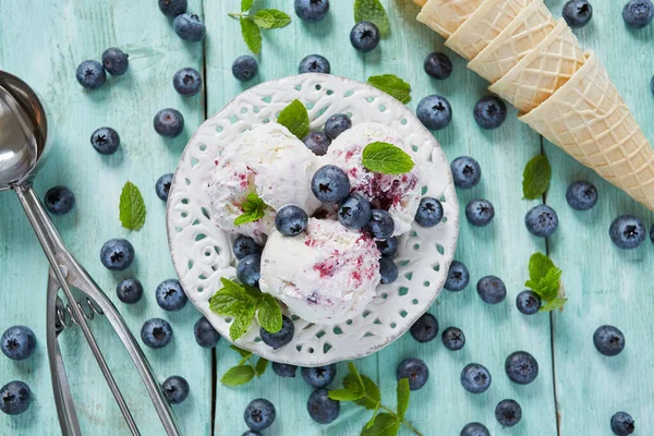 Blaubeereis Auf Türkisfarbener Oberfläche — Stockfoto