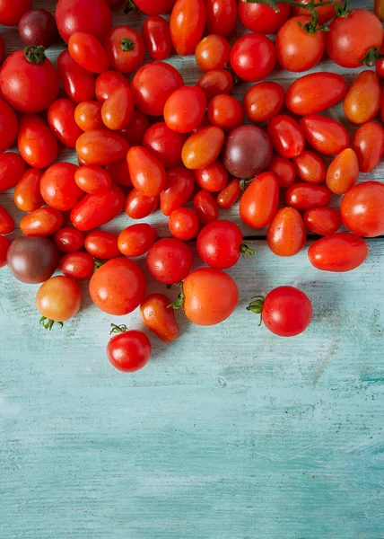 Verscheidenheid Van Miniatuur Tomaten Turquoise Houten Oppervlak — Stockfoto
