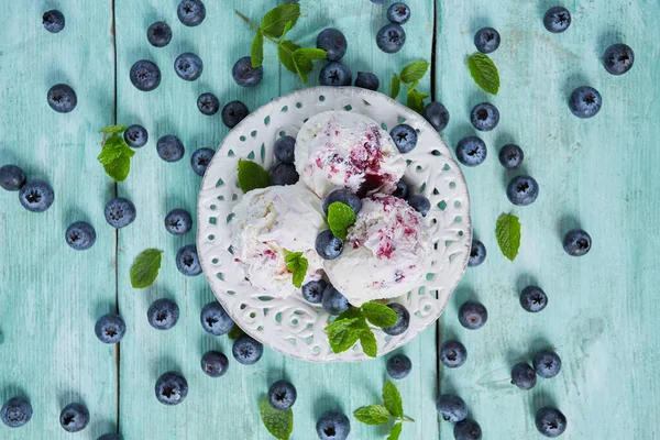 Helado Arándanos Superficie Turquesa —  Fotos de Stock