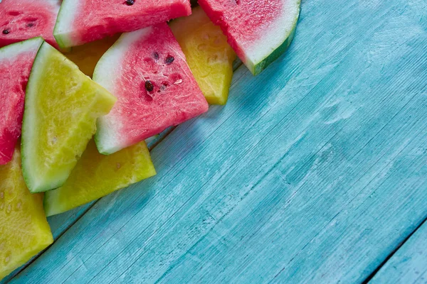 Melón Amarillo Rojo Sobre Superficie Turquesa —  Fotos de Stock