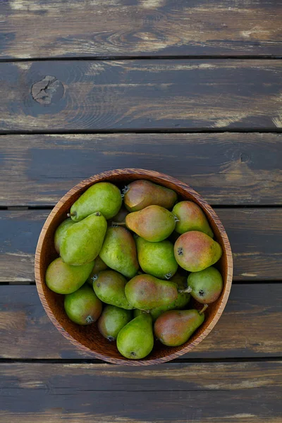 Verse Peren Een Houten Kom — Stockfoto