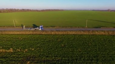 Navlun yarı kamyon mal meşgul karayolu üzerinde ülke genelinde güzel yaz akşamında taşıma yukarıda uçan yüksek. Sürüş ve altın günbatımında meşgul otobanda hız Rating