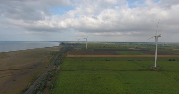 Вид с воздуха. Красивые ветряные мельницы, ветряные турбины. Воздушный беспилотник. 4K — стоковое видео