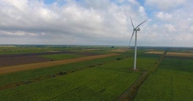 Havadan görünümü. Güzel Yel türbinleri, Rüzgar enerjisi türbinleri. Hava dron vurdu. 4k