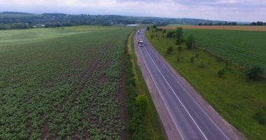 Havadan görünümü. Nakliye için-yolda yol traktör üzerinde birleştirir. Büyük boy ulaşım. 4k