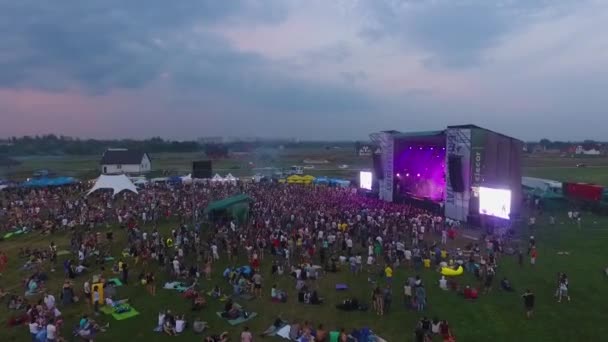 Menschen tanzen auf einem Musik-Rock-Festival. Luftaufnahme. Hauptbühne. — Stockvideo