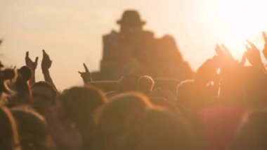 Yavaş hareket sıra el partide dansçıların karşı güneş vurdu. Sony Fs700 üzerinde 100 fps bir kare hızında çekim