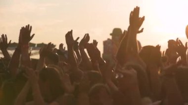 Yavaş hareket sıra el partide dansçıların karşı güneş vurdu. Sony Fs700 üzerinde 100 fps bir kare hızında çekim