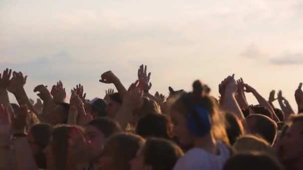 Secuencia en cámara lenta de manos de bailarines en la fiesta disparados contra el sol. Disparo en Sony FS700 a una velocidad de cuadro de 100fps — Vídeos de Stock