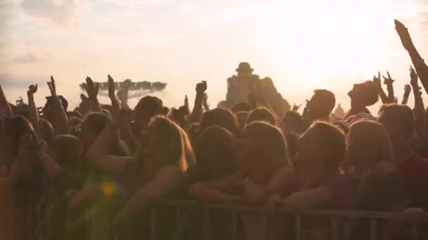 Secuencia en cámara lenta de manos de bailarines en la fiesta disparados contra el sol. Disparo en Sony FS700 a una velocidad de cuadro de 100fps — Vídeo de stock