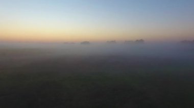 Çiftlik ve arazi ar günbatımı, kaplı sis, havadan görünümü