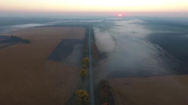 Çiftlik ve arazi ar günbatımı, kaplı sis, havadan görünümü