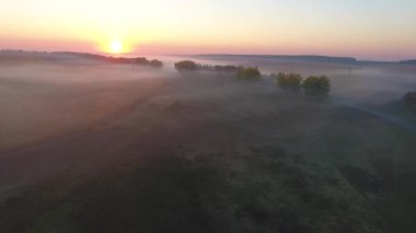Çiftlik ve arazi ar günbatımı, sis, havadan görünümü kaplı. Ukrayna
