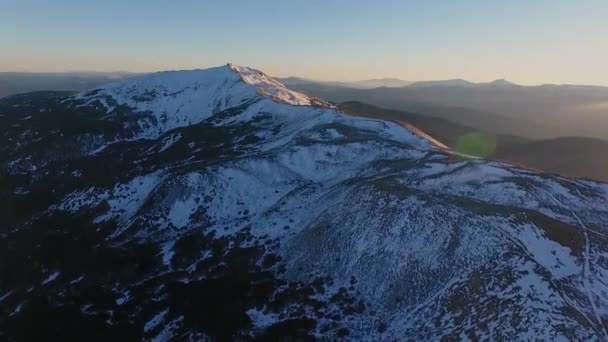 Hermoso paisaje Nieve Montaña Pico Atardecer Inspiración Aventura Invierno Viajes Aéreos Vuelo Amanecer Religión Culto Fondo UHD — Vídeo de stock