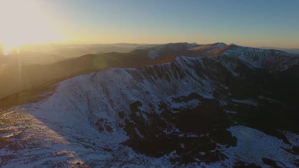 美しい風景雪山頂サンセット インスピレーション冒険冬旅行空中飛行日の出宗教崇拝背景 Uhd — ストック動画