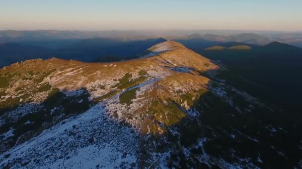 Vrchol hory sněhu krásné krajiny Sunset inspirace dobrodružství zimní cesty leteckého let Sunrise náboženství uctívání pozadí Uhd — Stock video
