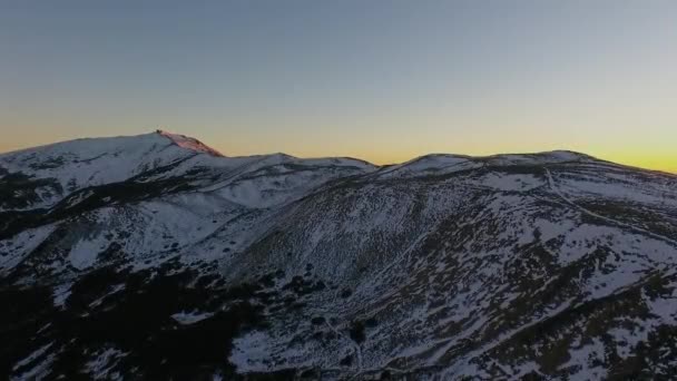 美しい風景雪山頂サンセット インスピレーション冒険冬旅行空中飛行日の出宗教崇拝背景 Uhd — ストック動画