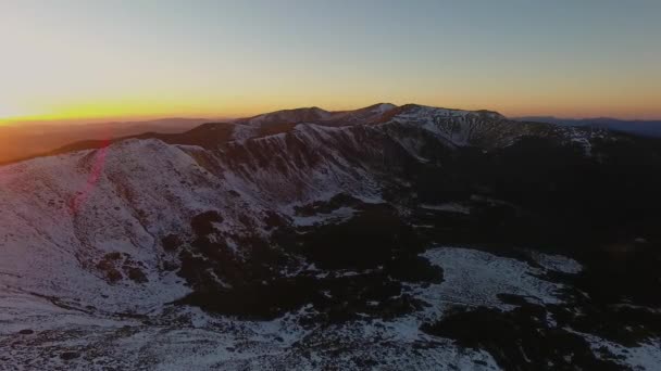 Bellissimo paesaggio neve montagna picco tramonto ispirazione avventura inverno viaggio aereo volo alba religione culto sfondo UHD — Video Stock