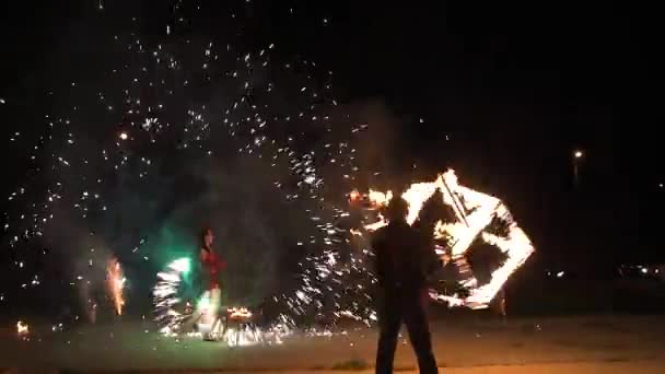 Un espectáculo de fuego increíble por la noche. Un hombre haciendo girar el fuego. Largo plazo — Vídeos de Stock
