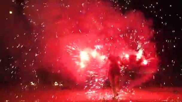 Un espectáculo de fuego increíble por la noche. Un hombre haciendo girar el fuego. Largo plazo — Vídeos de Stock