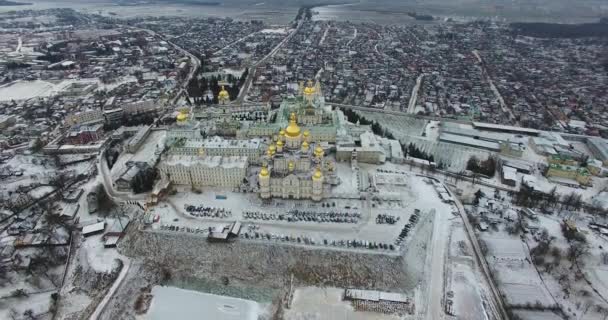 Vista aérea da Santa Dormição Pochayiv Lavra, um mosteiro ortodoxo no Oblast de Ternopil, na Ucrânia. Europa Oriental. Inverno — Vídeo de Stock