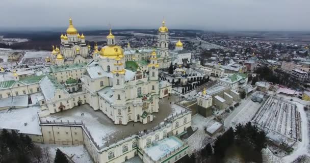 Собор Преображения Господня, 2017, Почаевская лавра, Тернопольская область, Украина. Крупнейший православный церковный комплекс и монастырь на западе Украины и второй в Украине, после Киево-Печерской лавры — стоковое видео